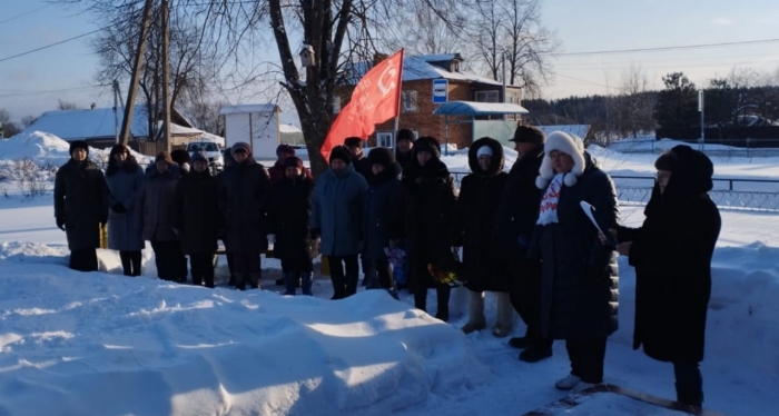 Коммунисты поздравили жителей деревни Доры с днем 82-летия со дня освобождения родной деревни от немецко-фашистских оккупантов