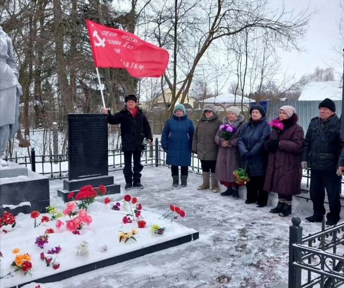 Коммунисты г.о. Лотошино поздравили жителей д. Турово с 82-й годовщиной освобождения от фашистов