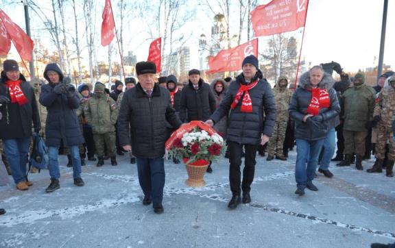 Николай Харитонов возложил цветы к подножию стелы «Город трудовой доблести» в центре Екатеринбурга и передал гуманитарный груз бойцам на фронт