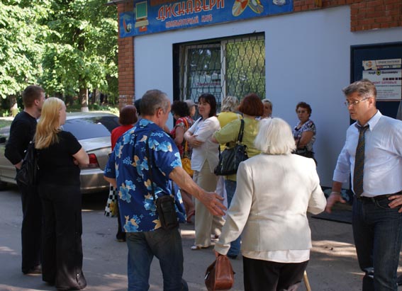 депутат-коммунист Аниканов(справа) встал в очередь