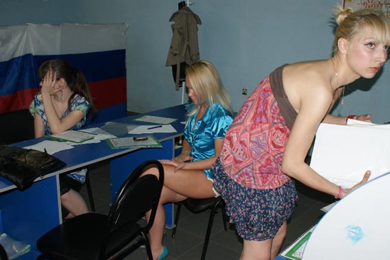 девушки выдают деньги
