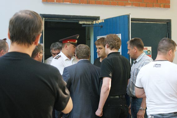 депутаты-коммунисты у входа в клуб