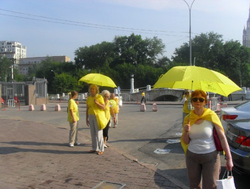 Обманутые дольщики Щербинки провели новую акцию протеста у здания Правительства РФ