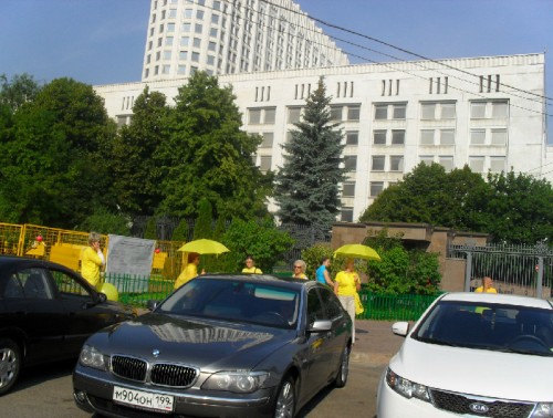 Обманутые дольщики Щербинки провели новую акцию протеста у здания Правительства РФ