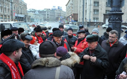 Протестный митинг КПРФ на Манежной площади собрал до 20 тысяч сторонников партии и гражданских активистов