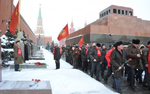 Москва: Возложение цветов и венков к Мавзолею В.И.Ленина