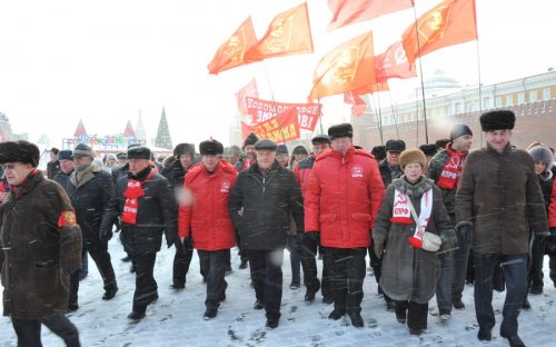 Москва: Возложение цветов и венков к Мавзолею В.И.Ленина
