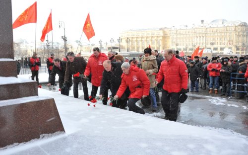 Москва: Возложение цветов и венков к Мавзолею В.И.Ленина