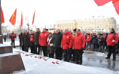 Москва: Возложение цветов и венков к Мавзолею В.И.Ленина