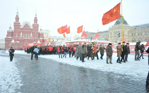Москва: Возложение цветов и венков к Мавзолею В.И.Ленина