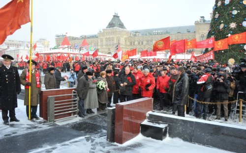 Москва: Возложение цветов и венков к Мавзолею В.И.Ленина