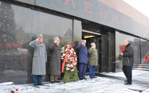 Москва: Возложение цветов и венков к Мавзолею В.И.Ленина