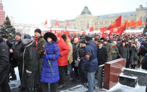 Москва: Возложение цветов и венков к Мавзолею В.И.Ленина