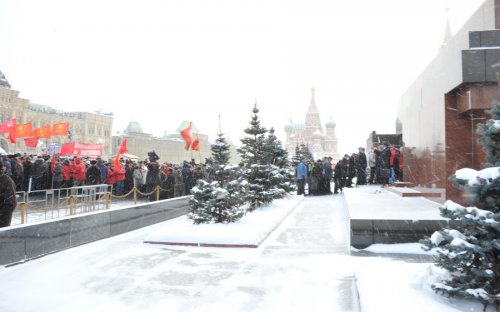 Москва: Возложение цветов и венков к Мавзолею В.И.Ленина