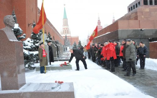 Москва: Возложение цветов и венков к Мавзолею В.И.Ленина