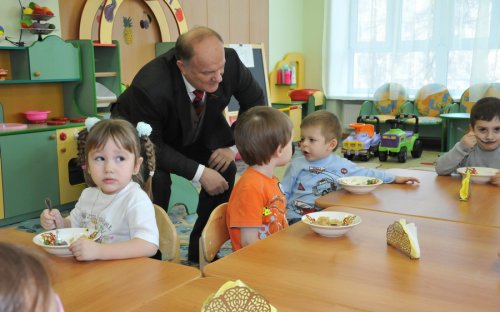 Посещение Г.А.Зюгановым подмосковного совхоза имени Ленина: Такое хозяйство может стать моделью сельхозпредприятий по всей стране