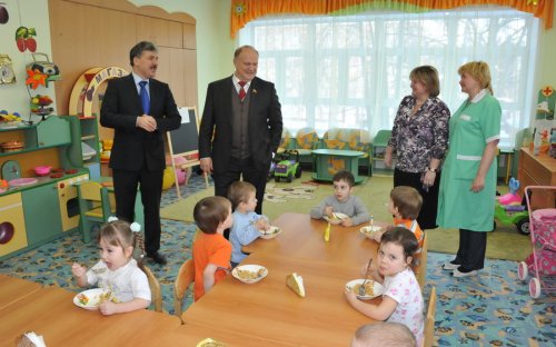 Посещение Г.А.Зюгановым подмосковного совхоза имени Ленина: Такое хозяйство может стать моделью сельхозпредприятий по всей стране