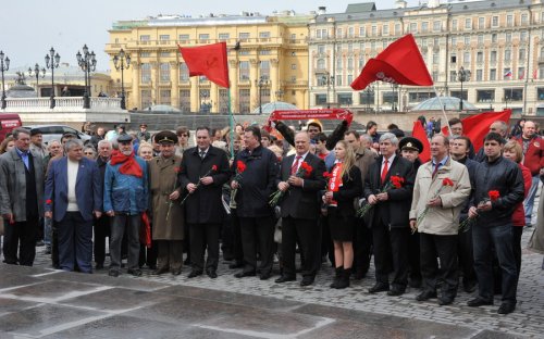 Г.А. Зюганов: «Ленинский НЭП и план ГОЭЛРО и сегодня являются самыми выдающимися примерами модернизации». Коммунисты возложили цветы к Мавзолею В.И. Ленина