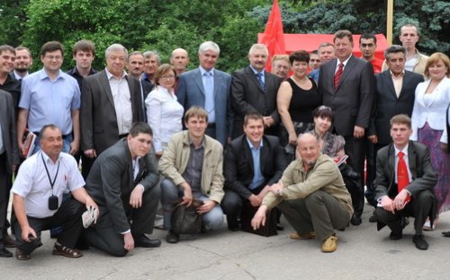 Беречь партийное товарищество, свято выполнять принцип демократического централизма!