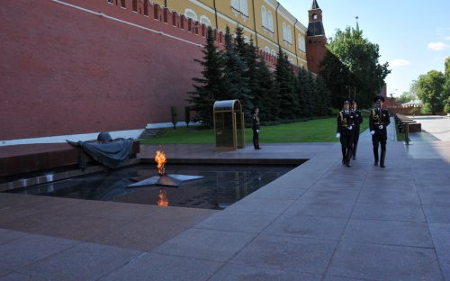 Коммунисты возложили цветы к Могиле Неизвестного солдата у кремлевской стены