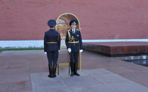 Коммунисты возложили цветы к Могиле Неизвестного солдата у кремлевской стены
