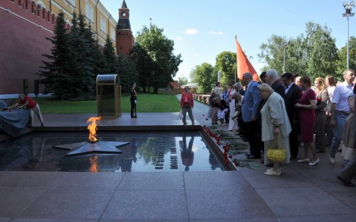 Коммунисты возложили цветы к Могиле Неизвестного солдата у кремлевской стены