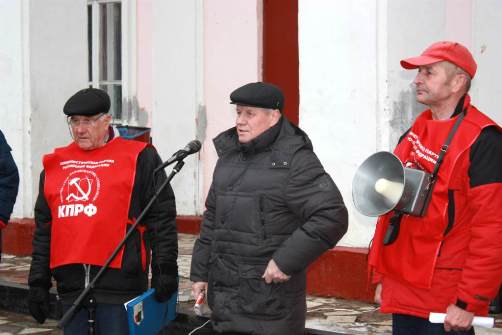 «Руки прочь от нашей поликлиники». Митинг протеста в мкр. Северный