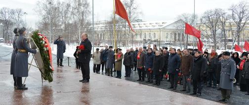 Г.А. Зюганов возложил цветы к Могиле Неизвестного солдата у Кремлевской стены в честь 70-летия Сталинградской победы и прорыва блокады Ленинграда