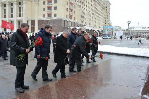 Г.А. Зюганов возложил цветы к Могиле Неизвестного солдата у Кремлевской стены в честь 70-летия Сталинградской победы и прорыва блокады Ленинграда