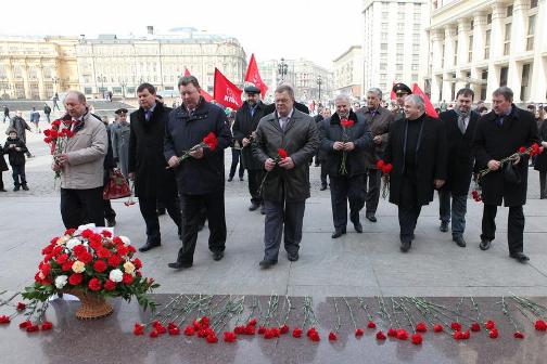 12 апреля, в День космонавтики, коммунисты возложили цветы к могиле первого космонавта планеты Ю.А. Гагарина у Кремлевской стены