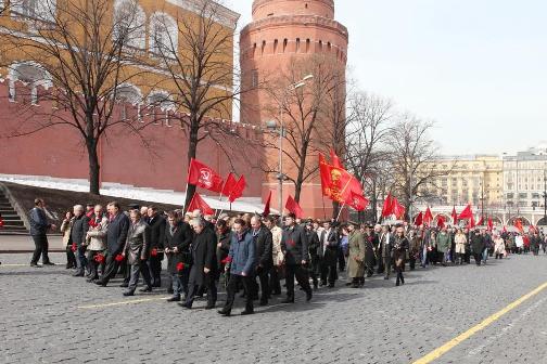 12 апреля, в День космонавтики, коммунисты возложили цветы к могиле первого космонавта планеты Ю.А. Гагарина у Кремлевской стены