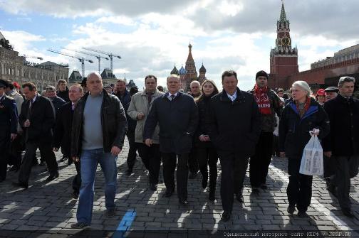 Сама история доказала правоту Ленина! Коммунисты во главе с Г.А. Зюгановым возложили цветы к Мавзолею на Красной площади