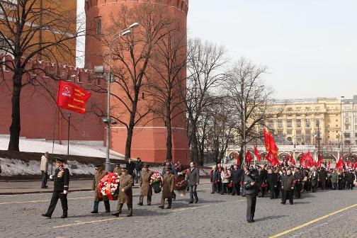 12 апреля, в День космонавтики, коммунисты возложили цветы к могиле первого космонавта планеты Ю.А. Гагарина у Кремлевской стены