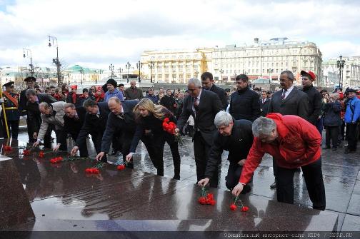 Сама история доказала правоту Ленина! Коммунисты во главе с Г.А. Зюгановым возложили цветы к Мавзолею на Красной площади
