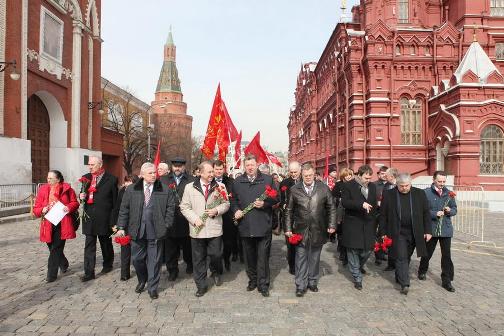 12 апреля, в День космонавтики, коммунисты возложили цветы к могиле первого космонавта планеты Ю.А. Гагарина у Кремлевской стены