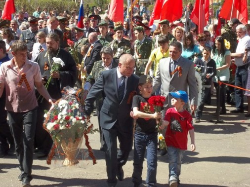 Талдом: Гордо поднимая над колонной копию Знамени Победы