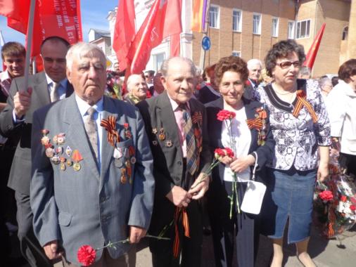 Талдом: Гордо поднимая над колонной копию Знамени Победы