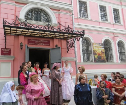 Купчиха и генералиссимус вновь встретились в ночь музеев…