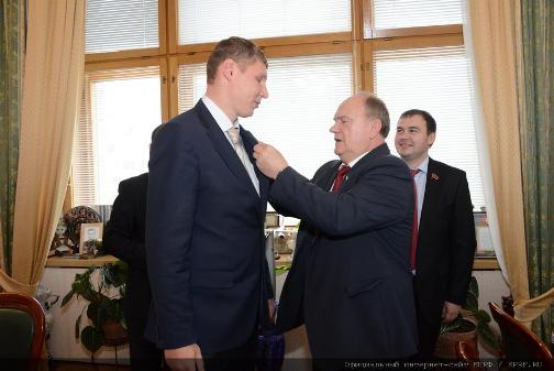 Председатель ЦК КПРФ Г.А. Зюганов наградил группу комсомольских лидеров юбилейной медалью 