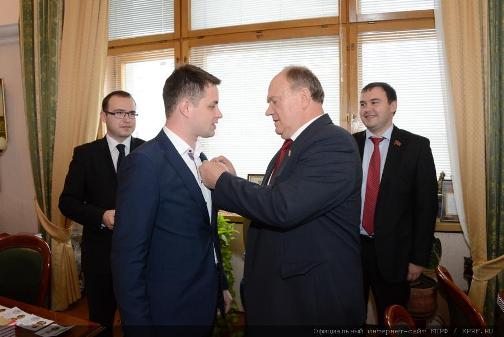 Председатель ЦК КПРФ Г.А. Зюганов наградил группу комсомольских лидеров юбилейной медалью 