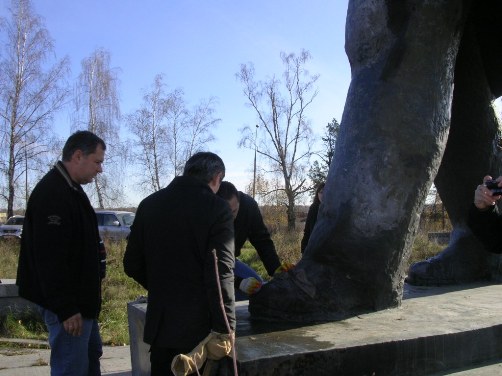 Коммунисты отчистили памятник В.И.Ленину в Горках, испачканный вандалами