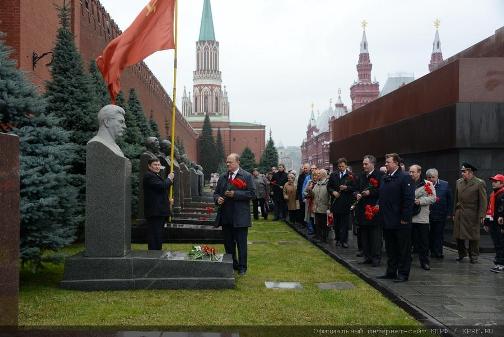 6 ноября 2013 года в честь 96-й годовщины Великой Октябрьской социалистической революции ЦК и МГК КПРФ возложили цветы к Мавзолею Владимира Ильича Ленина на Красной площади