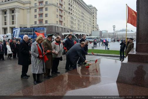 6 ноября 2013 года в честь 96-й годовщины Великой Октябрьской социалистической революции ЦК и МГК КПРФ возложили цветы к Мавзолею Владимира Ильича Ленина на Красной площади