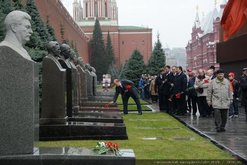 6 ноября 2013 года в честь 96-й годовщины Великой Октябрьской социалистической революции ЦК и МГК КПРФ возложили цветы к Мавзолею Владимира Ильича Ленина на Красной площади