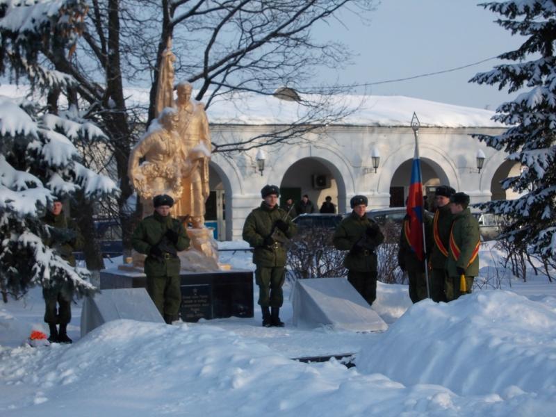 Депутат-коммунист Александр Наумов помог обустроить сквер и мемориальный комплекс