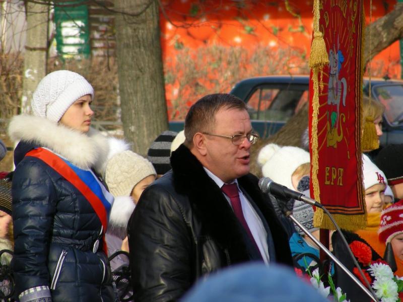 Депутат-коммунист Александр Наумов помог обустроить сквер и мемориальный комплекс