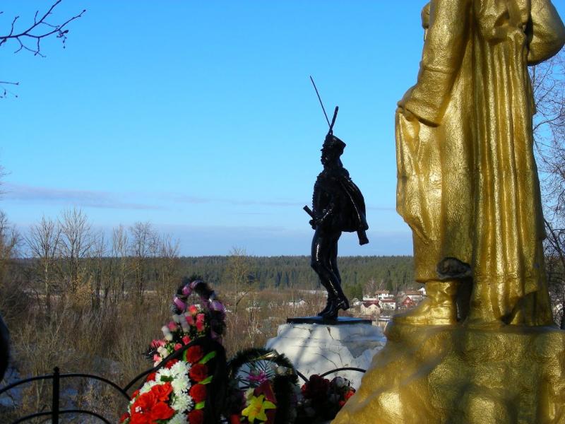 Депутат-коммунист Александр Наумов помог обустроить сквер и мемориальный комплекс