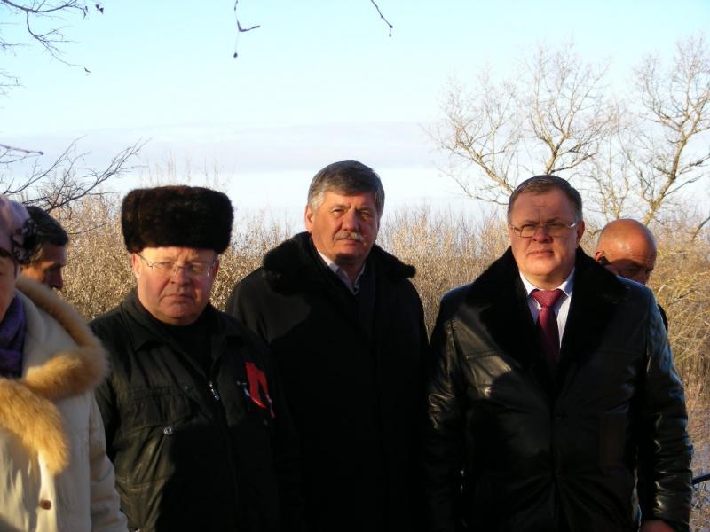 Депутат-коммунист Александр Наумов помог обустроить сквер и мемориальный комплекс