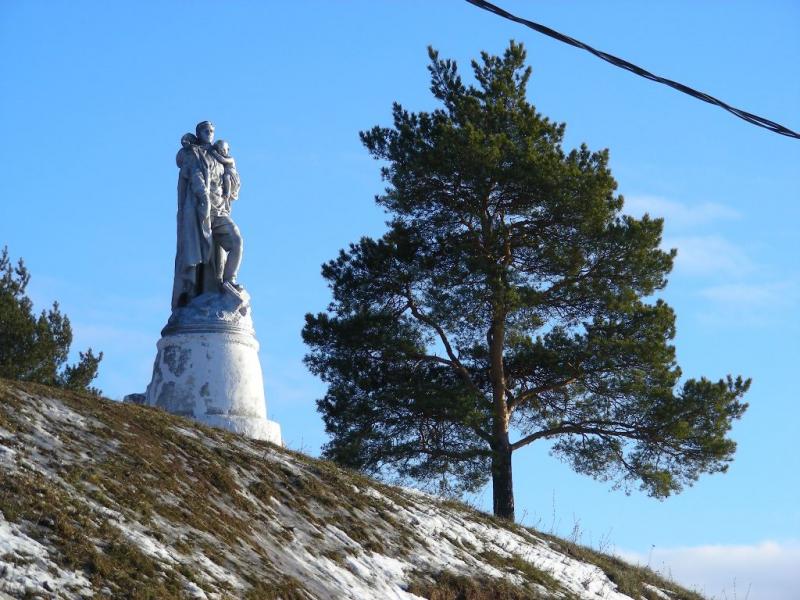 Депутат-коммунист Александр Наумов помог обустроить сквер и мемориальный комплекс