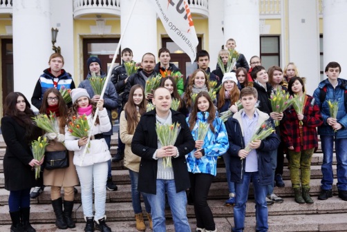 Коммунисты Сергиева Посада подарили женщинам цветы